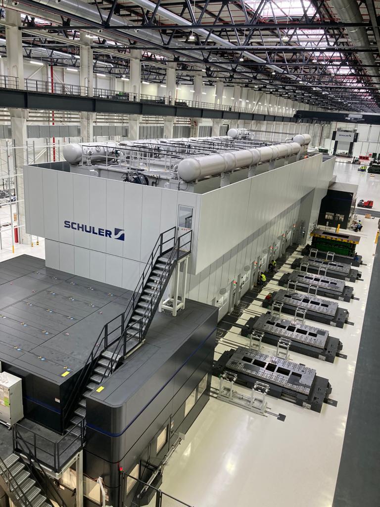 The laser blanking line supplies the blanks for the servo press line in the Smart Press Shop with an output of 20 strokes per minute.