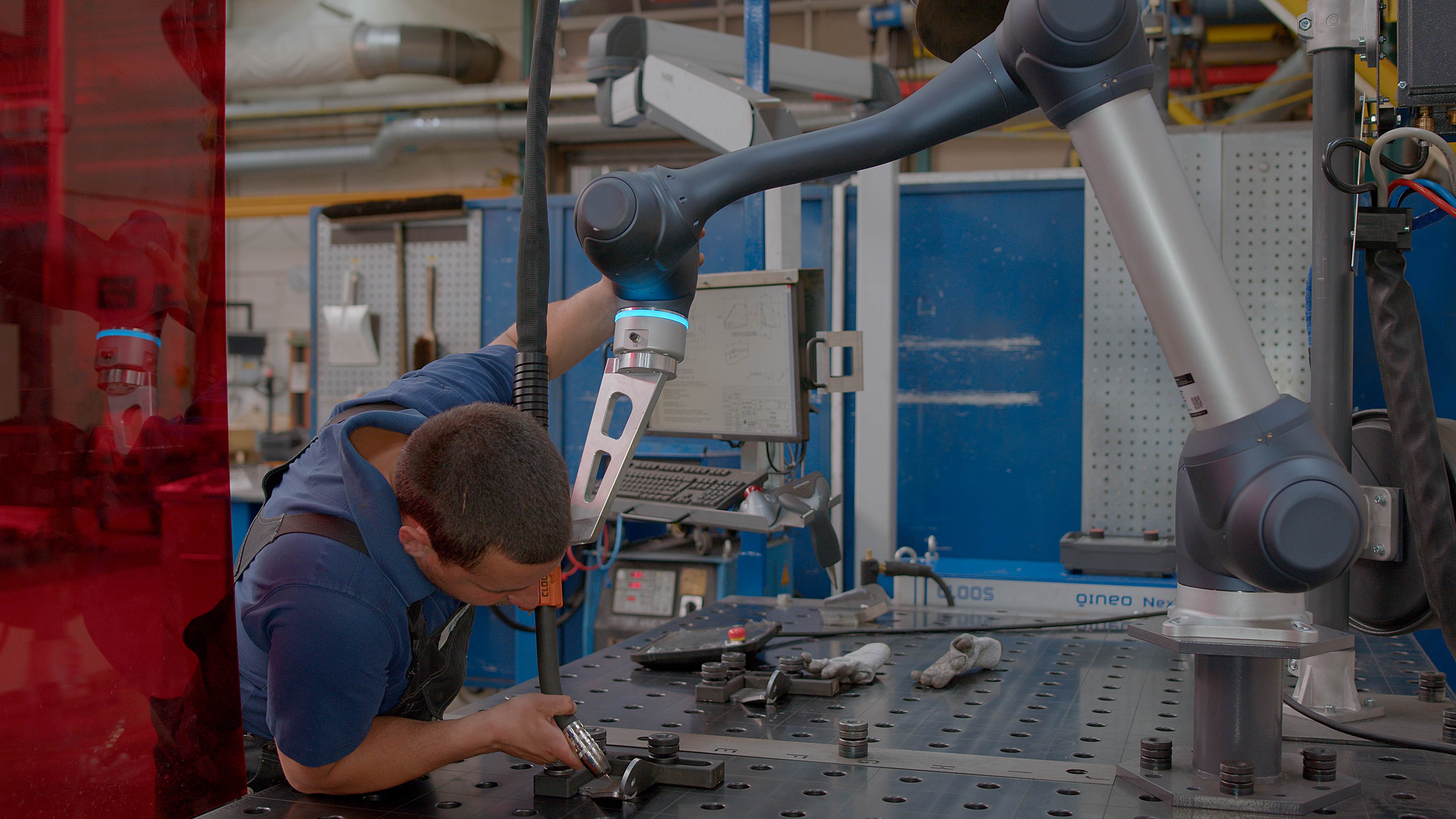 Operator positions CLOOS cobot at Glüpker Blechtechnologie GmbH