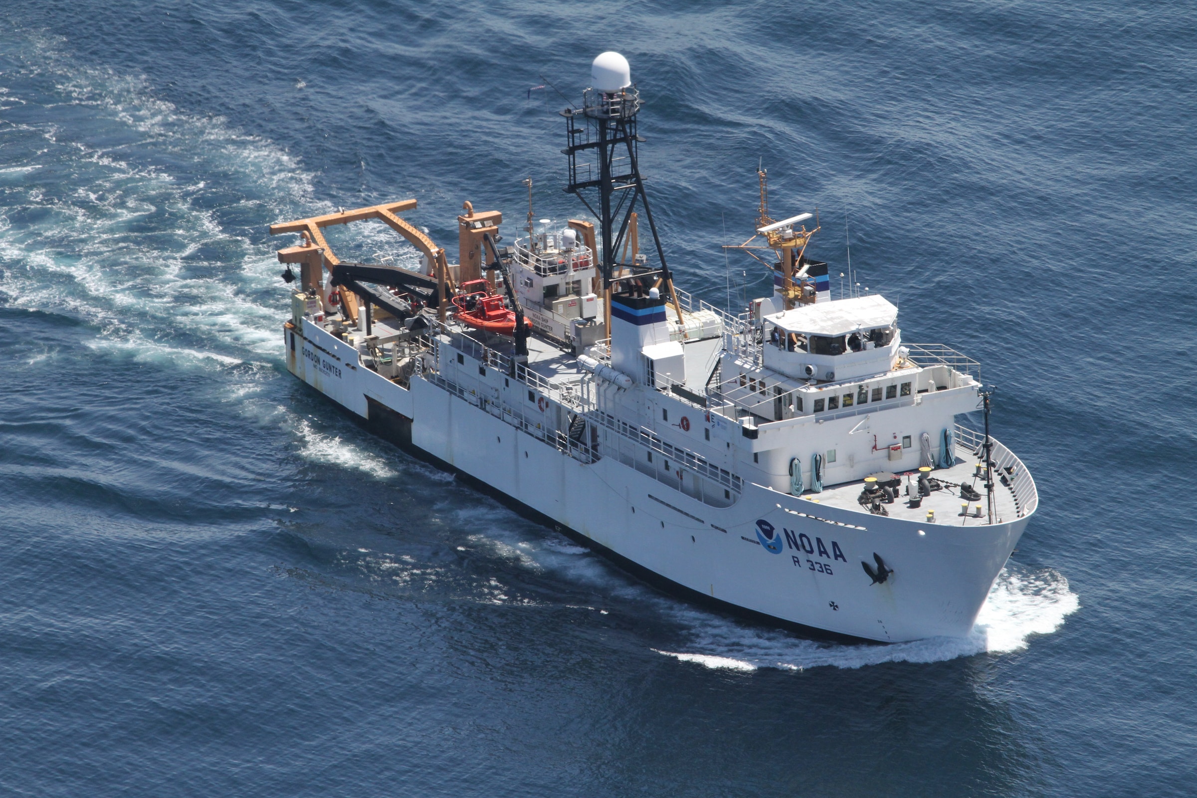: NOAA Ship GORDON GUNTER aerial view of starboard side (image: NOAA/Unsplash.)