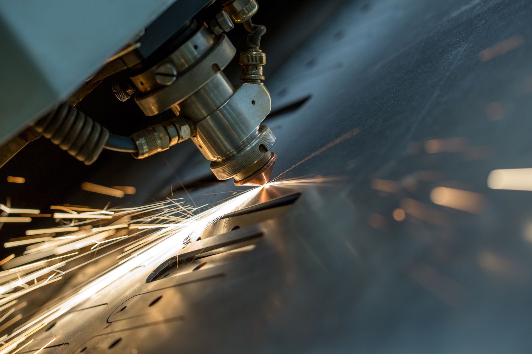 laser cutting, Shutterstock.com