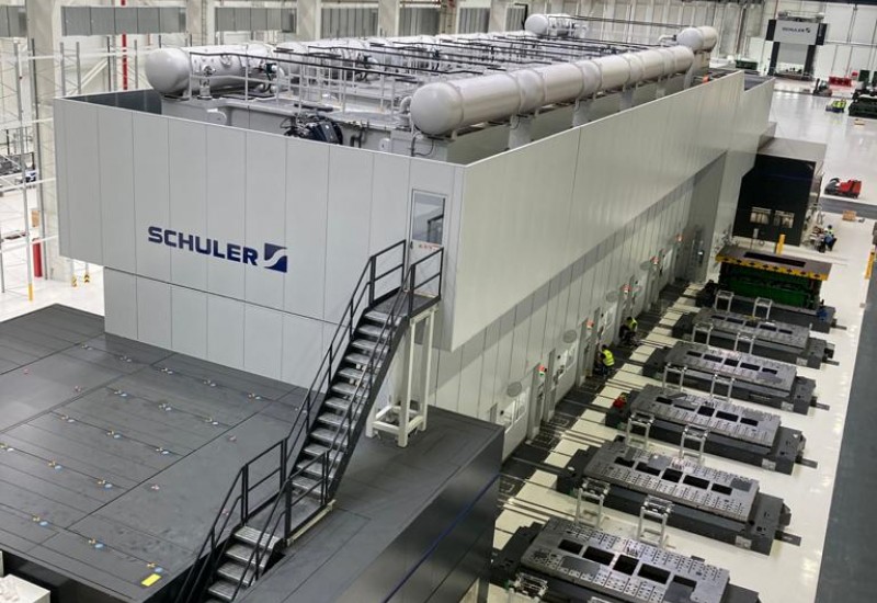 The laser blanking line supplies the blanks for the servo press line in the Smart Press Shop with an output of 20 strokes per minute.