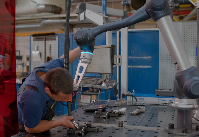 Operator positions CLOOS cobot at Glüpker Blechtechnologie GmbH