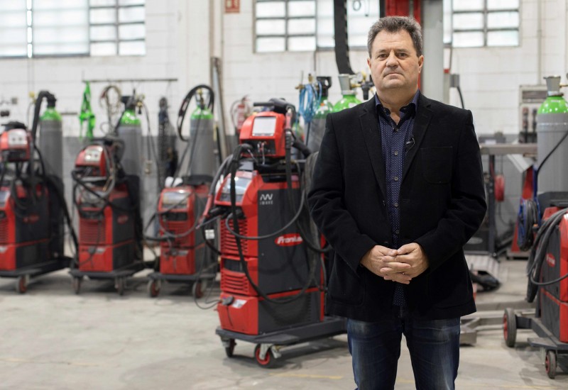 David Viñolas, Managing Director, Viñolas Metall, in front of Fronius welding systems.