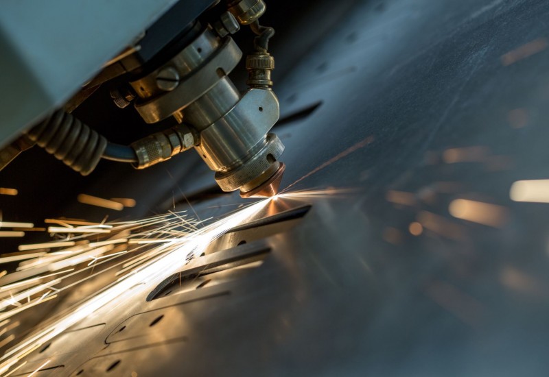 laser cutting, Shutterstock.com